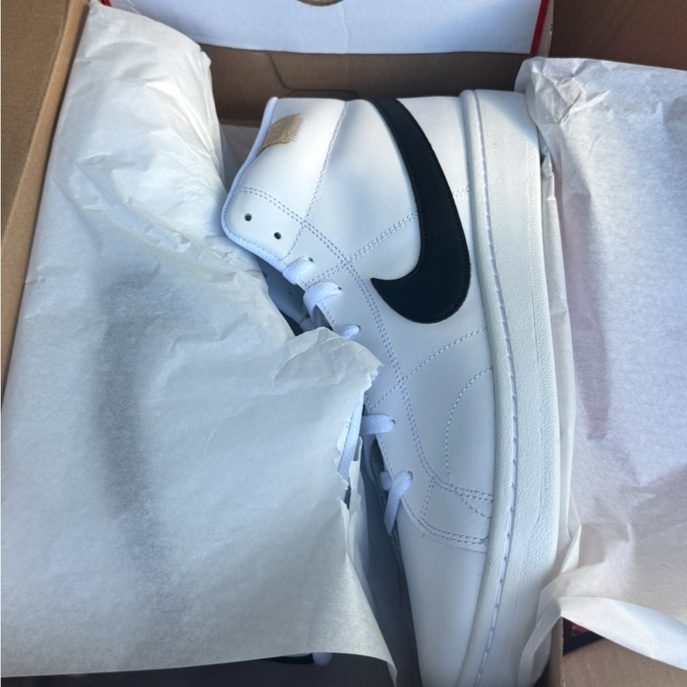 Nike Men's White and Black Sneakers